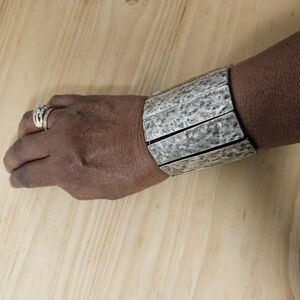 Brutalist Hammered Silver-tone Slat Metal Stretch Bracelet